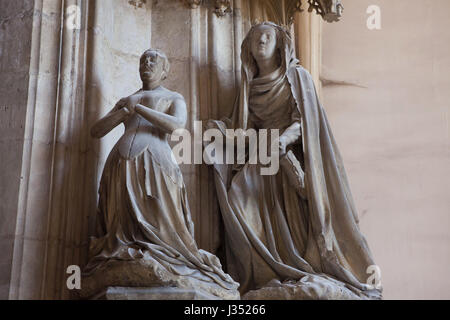 Gräfin Margaret III von Flandern (L) und Saint Margaret (R). Detail des Denkmals für Philipp den kühnen niederländischen Renaissance-Bildhauers Claus Sluter auf dem Portal der Klosterkirche in der Chartreuse de Champmol in Dijon, Burgund, Frankreich. Stockfoto