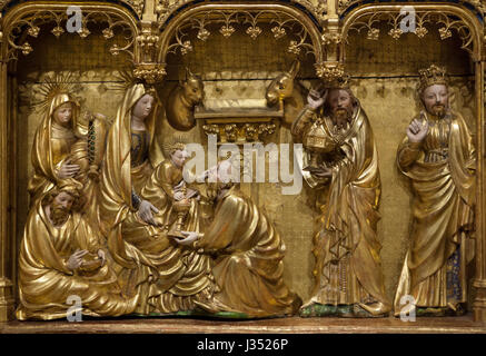 Anbetung der Könige. Detail des Altars der Kreuzigung aus der Chartreuse de Champmol flämischen Renaissance-Bildhauers Jacques de Baerze (1390-1399) auf dem Display in das Musée des Beaux-Arts de Dijon (Museum of Fine Arts) in Dijon, Burgund, Frankreich. Stockfoto