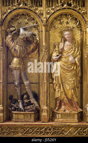 Der Heilige Georg tötet den Drachen (L) und Mary Magdalene (R). Detail des linken Flügels des Altars der Kreuzigung aus der Chartreuse de Champmol flämischen Renaissance-Bildhauers Jacques de Baerze (1390-1399) auf dem Display in das Musée des Beaux-Arts de Dijon (Museum of Fine Arts) in Dijon, Burgund, Frankreich. Stockfoto