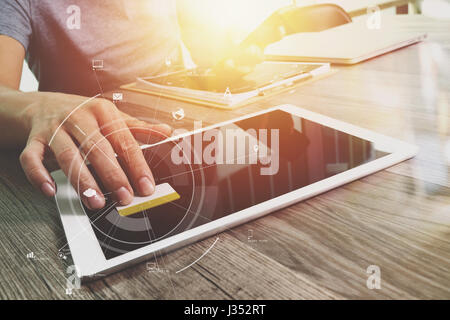 kreatives Arbeiten mit Handy und digitale Tablet und Notebook-Computer auf hölzernen Schreibtisch im modernen Büro mit virtuellen Symbol Diagramm Stockfoto