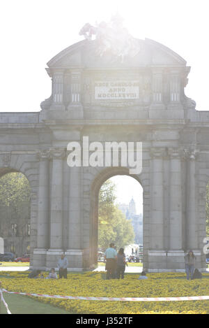 Das Alcalá-Tor im spanischen La Puerta de Alcalá bald wurde eines der Wahrzeichen von Madrid, und es ist eines der bekanntesten Denkmäler. Es ist jetzt clasic Stockfoto