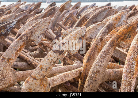 rostigen alten Anker im Hafen von Barbate, Cadiz, Spanien. Diese Anker werden im Entwurf von Netzen für die traditionelle Fischerei von rotem Thun verwendet. Stockfoto