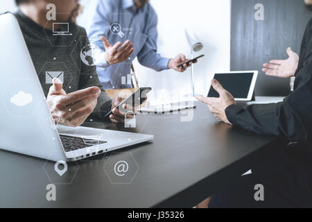Co-Team treffen Arbeitskonzept, Geschäftsmann mit Smartphone und digitale Tablet und Laptop-Computer in modernen Büros Stockfoto
