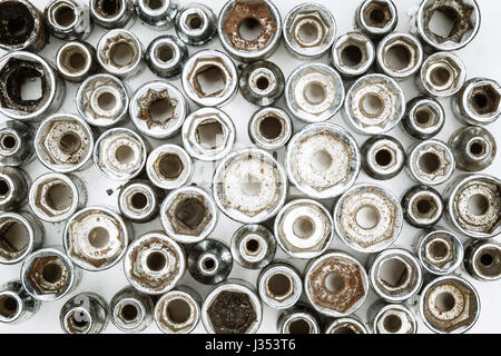 viele alte unterschiedlicher Größe-Sockets für Schrauben und Muttern Stockfoto