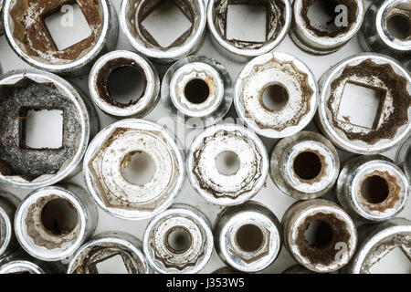 viele alte unterschiedlicher Größe-Sockets für Schrauben und Muttern Stockfoto