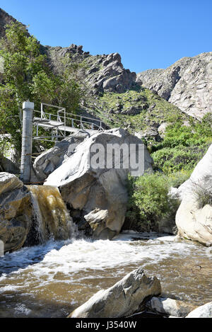 PALM SPRINGS, CA - 24. März 2017: United States Geological Survey Gaging Station im Tahquitz Canyon, Palm Springs, Kalifornien. Stockfoto