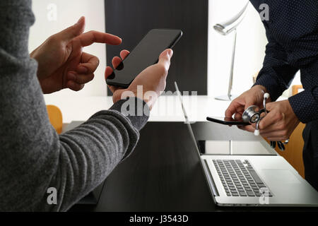 Co-Team treffen Arbeitskonzept, Geschäftsmann mit Smartphone und digitale Tablet und Laptop-Computer in modernen Büros Stockfoto