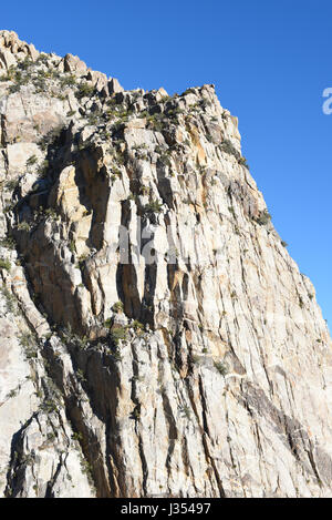 Mauer aus Granit der San Jacinto Mountains angesehen für ein Auto auf die Palm Springs Aerial Tramway. Stockfoto