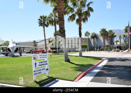 PALM SPRINGS, CA - 24. März 2017: Palm Springs Air Museum Zeichen und Vintage-Kampfjet mit Eingang im Hintergrund. Stockfoto