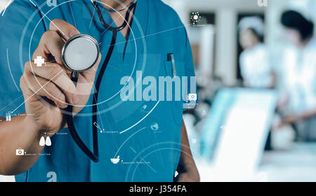 Gesundheitswesen und Medizin concept.smart Arzt mit Stethoskop auf modernes Krankenhaus mit VR-Symbol Diagramm mit VR-Symbol Diagramm arbeiten Stockfoto