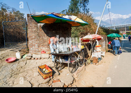 Lokalen Lebensstil: typische am Straßenrand Straße Tee (Chai) Rädern Barrow Stall von Himachal Pradesh KricketStadium, Dharamshala, Himachal Pradesh, Indien Stockfoto