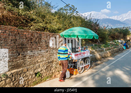 Lokalen Lebensstil: typische am Straßenrand Straße Barrow Stall außerhalb Himachal Pradesh Association KricketStadium, Dharamshala, Himachal Pradesh, Nordindien Stockfoto