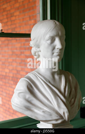 Marmorbüste Statue des englischen viktorianischen Botanischen Künstler, Biologe und Reisenden Marianne North in der Marianne Nordempore in Kew Gardens, London Stockfoto