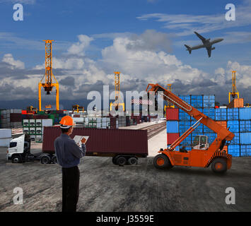 Offizier-Mann arbeitet im Landverkehr mit Container Logistik dock Szene Verwendung für Import Export World trading Fracht Thema Stockfoto