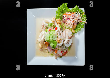 Yum Woon Sen, würzige Vermicelli Salat in schwarzem Hintergrund Stockfoto