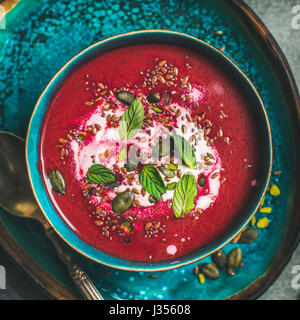 Rote Bete vegetarische Suppe mit Minze, Chia, Flachs und Kürbis-Samen Stockfoto