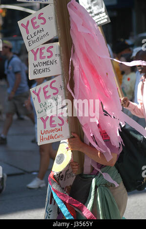 Ein Demonstrant auf der Republican National Convention in New York City im Jahr 2004 hält ein Schild, das für sozial liberal Ursachen befürwortet. Stockfoto