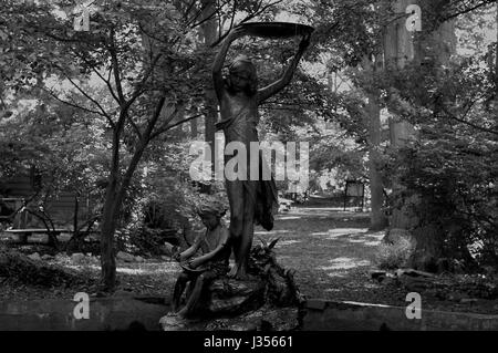 Der Brunnen im Theodore-Roosevelt-Heiligtum in Oyster Bay, New York verfügt über ein Junge und ein Mädchen. Stockfoto