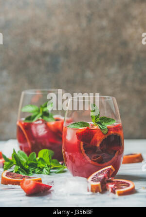 Blutorange und Erdbeere Sommer-Sangria mit Minze und Eis Stockfoto