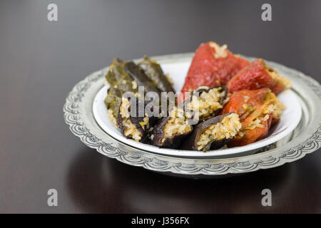 Gefüllte Paprika, Auberginen und Traubensaft Blätter Stockfoto