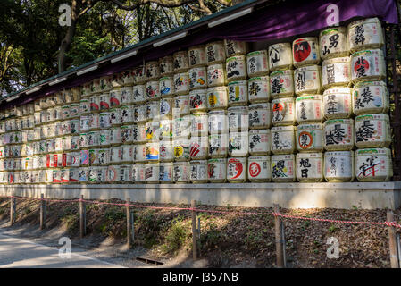 Sake-Fässer im Meiji-Schrein Stockfoto