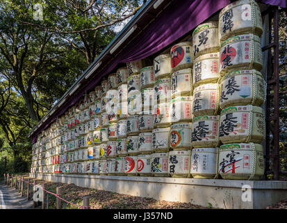 Sake-Fässer im Meiji-Schrein Stockfoto