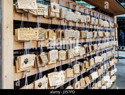 Ema, Holz- platten mit schriftlicher Gebete und Wünsche. Reihen, die Plaketten an ein Shinto Schrein. Stockfoto