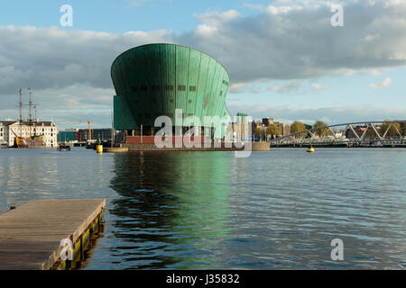 Ein Foto von dem Gebäude, das Wissenschaftsmuseum NEMO in der Stadt Amsterdam, Niederlande. Dieser riesige grüne Gebäude, wie gestaltet eine Stockfoto