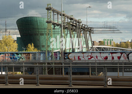 Ein urban-Style Foto des Gebäudes das Wissenschaftsmuseum NEMO in der Stadt Amsterdam, Niederlande. Diese riesigen Green-building, entwickelt t Stockfoto