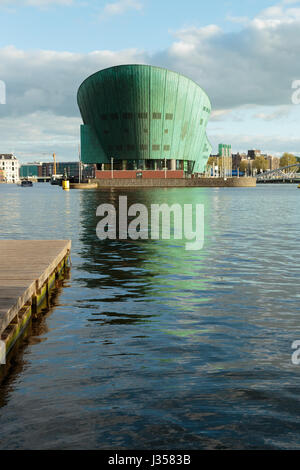 Ein Foto von dem Gebäude, das Wissenschaftsmuseum NEMO in der Stadt Amsterdam, Niederlande. Dieser riesige grüne Gebäude, wie gestaltet eine Stockfoto