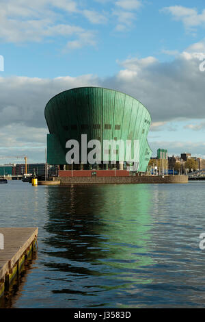 Ein Foto von dem Gebäude, das Wissenschaftsmuseum NEMO in der Stadt Amsterdam, Niederlande. Dieser riesige grüne Gebäude, wie gestaltet eine Stockfoto