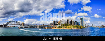 Panorama von Sydney City Waterfront von North Sydney und Harbour Bridge durch die Felsen, Barangaroo, Darling Harbour und Pyrmont an einem sonnigen Tag. Stockfoto