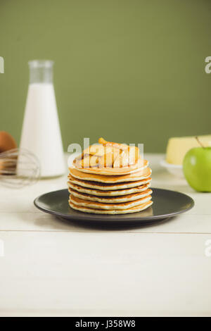 Pfannkuchen mit Apfel auf Tisch. Frühstück, Snacks. Pfannkuchen-Tag. Stockfoto