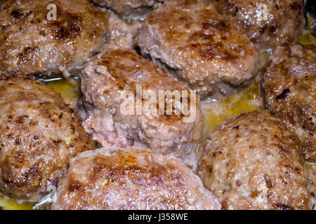 Köstliche beliebte Fleisch Schnitzel aus Rindfleisch mit Gewürzen, gekocht auf Rezept ukrainischen Kochen, in Öl gebacken bis gekocht. Es ist Sehr nahrhaft Stockfoto
