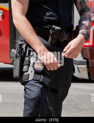 Abzeichen und Service des Polizisten Pistole Closeup - USA Stockfoto