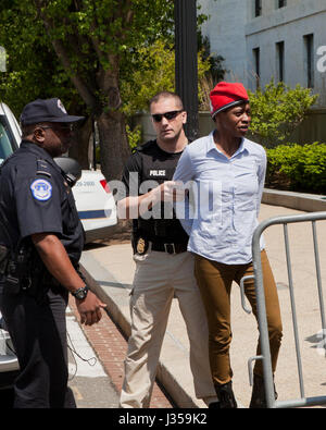 Frau festgenommen und in Handschellen durch uns Capitol Police - Washington, DC USA Stockfoto