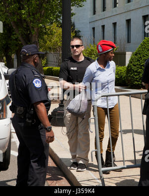 Frau festgenommen und in Handschellen durch uns Capitol Police - Washington, DC USA Stockfoto