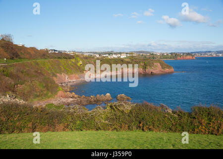 Blick auf Devon Strand Meer und Küste in Richtung Torquay England UK aus Salturn Cove im Sommer Stockfoto