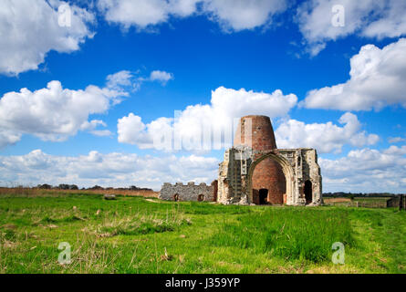 Ein Blick auf das zerstörte Torhaus St Benet Abtei und verlassenen Entwässerung Mühle auf den Norfolk Broads in der Nähe von Ludham, Norfolk, England, Vereinigtes Königreich. Stockfoto