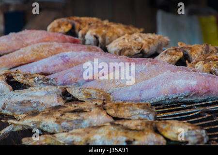 Exotische Fische zu gegrilltem rot und braun Stockfoto