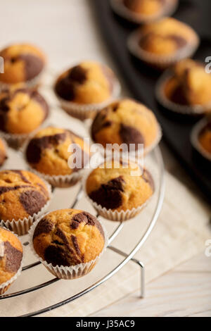 Muffins auf einem Teller auf hölzernen Hintergrund. Selektiven Fokus. Stockfoto