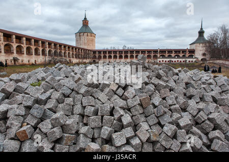 Blick auf Mauern und Türme der Kirilo-Beloserski-Kloster. Kirilov, Region Wologda, Russland Stockfoto