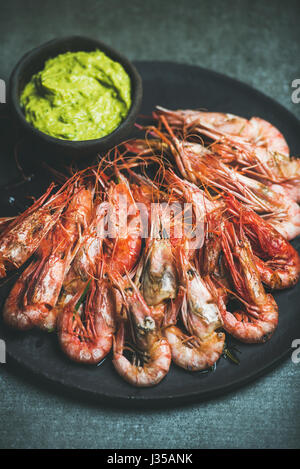 Geröstete rote Garnelen mit Avocado Guacamole Sauce in Platte Stockfoto
