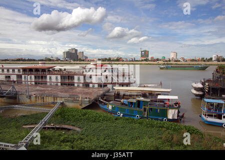 Eine Szene am Tonle Sap Fluss am Sisowath Quay, Phnom Penh, Kambodscha, mit der lokalen Bevölkerung zur freien Verfügung. Stockfoto