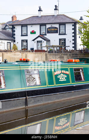 Ein Anglo-Waliser Kanal Lastkahn Mietboot vor Teleford Inn Trevor Becken am Llangollen Kanal in Nord-Wales Stockfoto