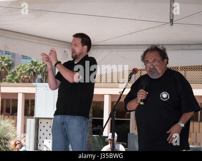 Champion der Umwelt und Menschenrechte, amerikanisches Kongreßabgeordnetes Raúl Manuel Grijalva spricht auf das Volk März für Klima (unterstützt durch ein Handzeichen Dolmetscher für Gehörlose) in Tucson, Arizona, USA, 29. April 2017 Stockfoto