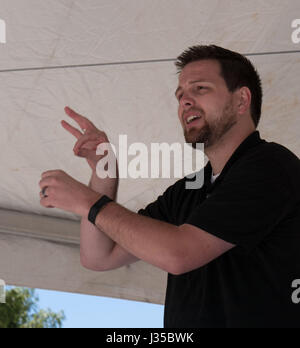 Handzeichen Dolmetscher für Gehörlose in der Volksrepublik März für Klima in Tucson, Arizona, USA, 29. April 2017 Stockfoto