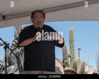 Champion der Umwelt und Menschenrechte, amerikanisches Kongreßabgeordnetes Raúl Manuel Grijalva spricht auf das Volk März für Klima in Tucson, Arizona, USA, 29. April 2017 Stockfoto