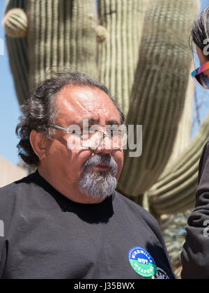 Champion der Umwelt und Menschenrechte, amerikanisches Kongreßabgeordnetes Raúl Manuel Grijalva Plays auf eine Frage von einem Reporter an die Menschen März für Klima in Tucson, Arizona, USA, 29. April 2017 Stockfoto