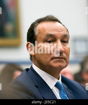 Washington DC, USA. 2. Mai 2017. Oscar Munoz, Chief Executive Officer der United Airlines zeugt für die "Aufsicht der US-Fluggesellschaft Kundenservice" Anhörung auf dem Capitol Hill. Foto von Patsy Lynch/MediaPunch/Alamy Live-Nachrichten Stockfoto